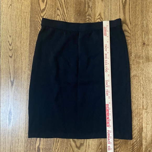 St. John Basics knits black Santana skirt mini skirt size 10 capsule wardrobe - Picture 8 of 9